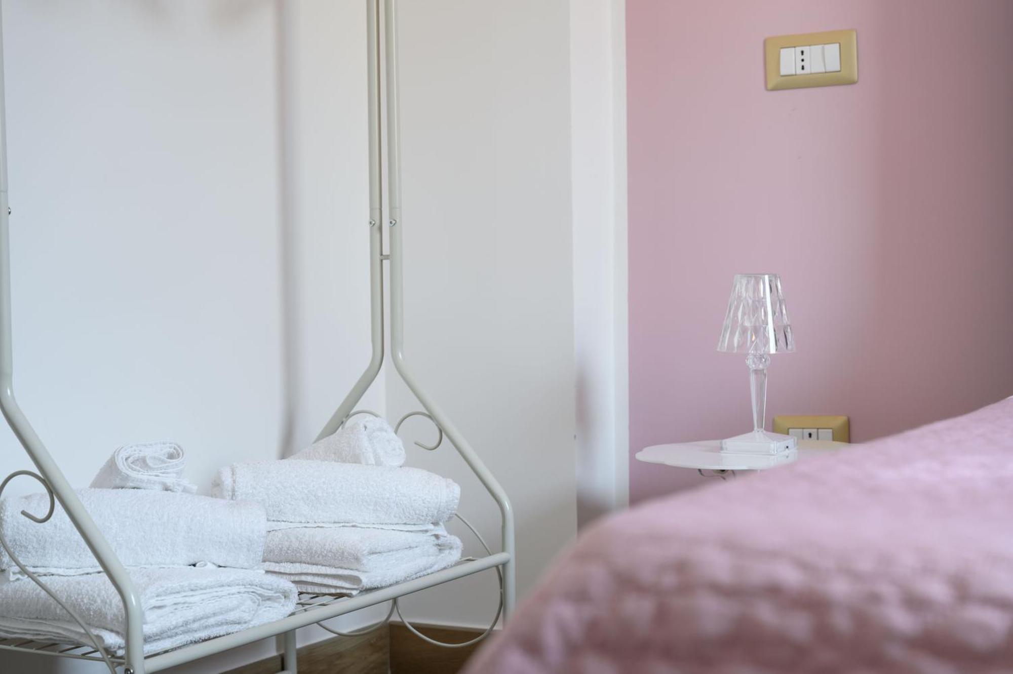 Casa Vacanze Maddalena - Palazzetto Sul Lago - Diamante Rosa マルタ エクステリア 写真